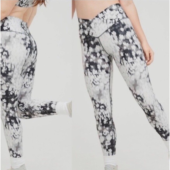 aerie Black and White Patterned High-Waisted Leggings - Picture 1 of 4